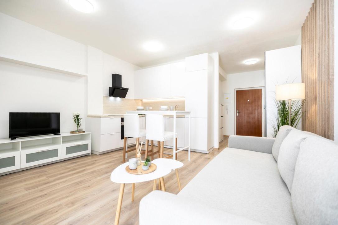 Alure Residences 2 & 24H Self Check-In, Parking In The Garage In The Apartment Building Included, New Building, Terrace, Green Location With A Forest Park With A Lake, Children'S Playground Банска-Бистрица Экстерьер фото