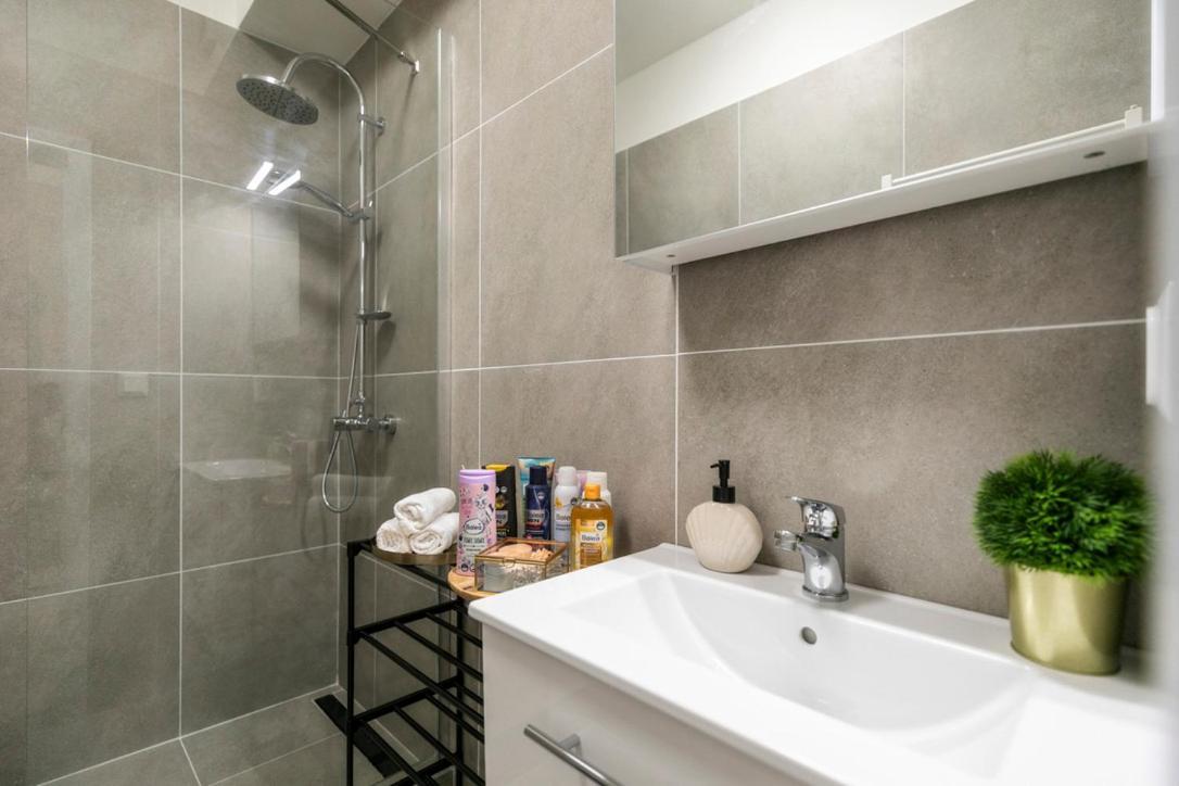 Alure Residences 2 & 24H Self Check-In, Parking In The Garage In The Apartment Building Included, New Building, Terrace, Green Location With A Forest Park With A Lake, Children'S Playground Банска-Бистрица Экстерьер фото
