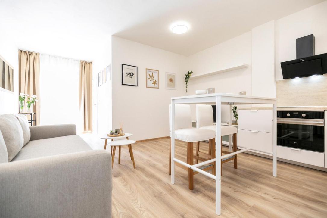 Alure Residences 2 & 24H Self Check-In, Parking In The Garage In The Apartment Building Included, New Building, Terrace, Green Location With A Forest Park With A Lake, Children'S Playground Банска-Бистрица Экстерьер фото