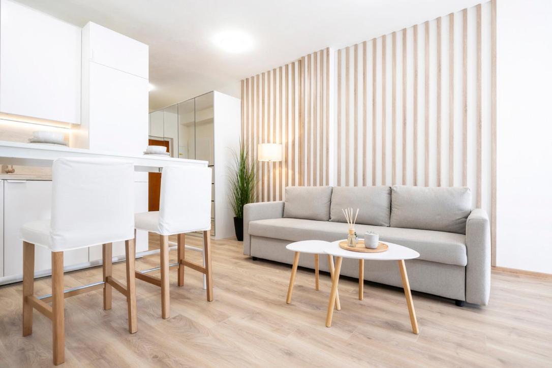 Alure Residences 2 & 24H Self Check-In, Parking In The Garage In The Apartment Building Included, New Building, Terrace, Green Location With A Forest Park With A Lake, Children'S Playground Банска-Бистрица Экстерьер фото