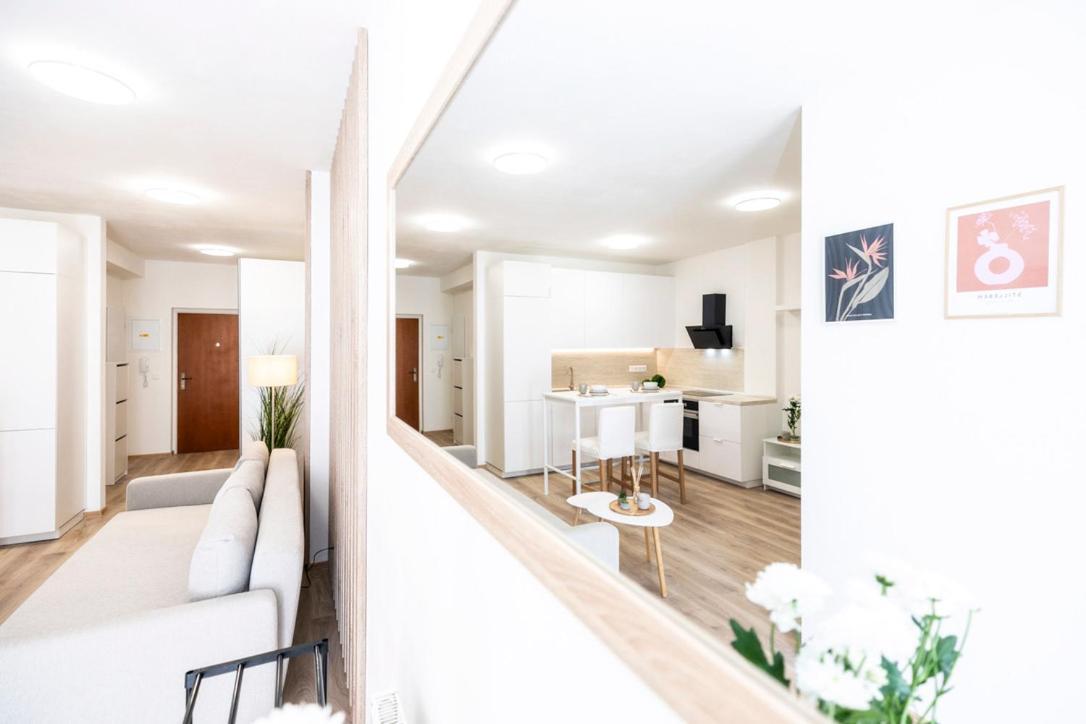 Alure Residences 2 & 24H Self Check-In, Parking In The Garage In The Apartment Building Included, New Building, Terrace, Green Location With A Forest Park With A Lake, Children'S Playground Банска-Бистрица Экстерьер фото